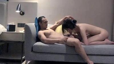 大叔约到年轻肤白嫩妹，温柔配合.